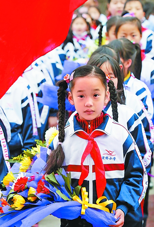 　4月4日,許多小學(xué)生來到新縣鄂豫皖革命烈士紀(jì)念館為烈士掃墓。記者　王天定　攝