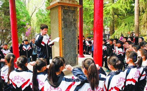 　　4月3日,宜陽縣1000余名師生通過獻花、宣誓、掃墓、讀祭文等形式緬懷革命先烈。 田義偉 攝