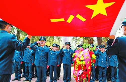 　　“我宣誓:保衛(wèi)祖國藍天不受侵犯!”4月3日,濟空某部的官兵來到內(nèi)鄉(xiāng)縣烈士陵園掃墓,通過敬獻花籃、