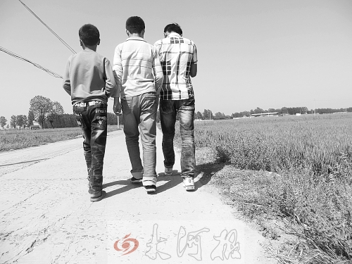親眼目睹小伙伴在自己面前慘遭橫禍,三個孩子變得異常沉默。