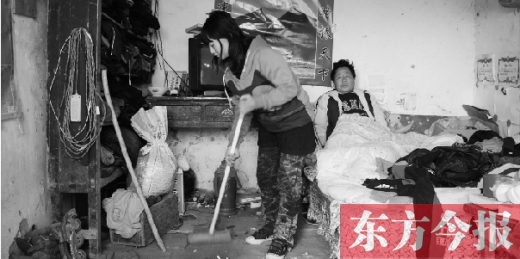 　寧陵縣趙村鄉(xiāng)大楊莊村，16歲的王香浦在打掃家里的衛(wèi)生，床上躺著她的爸爸　