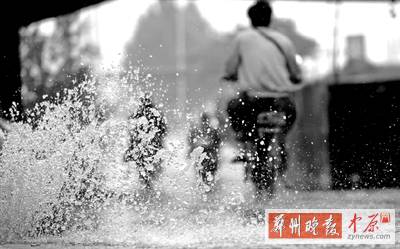 航海路鐵路立交橋下，一個窨井冒出半米多高的“噴泉” 鄭州晚報記者 馬健 圖