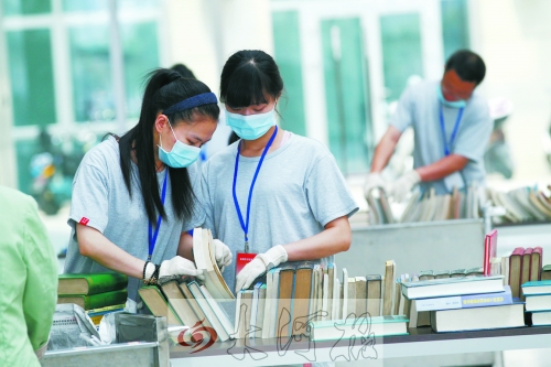 工作人員正在忙著整理書籍,逐一登記、歸類。