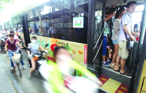 　　7月12日，鄭州市花園路，下班高峰期。