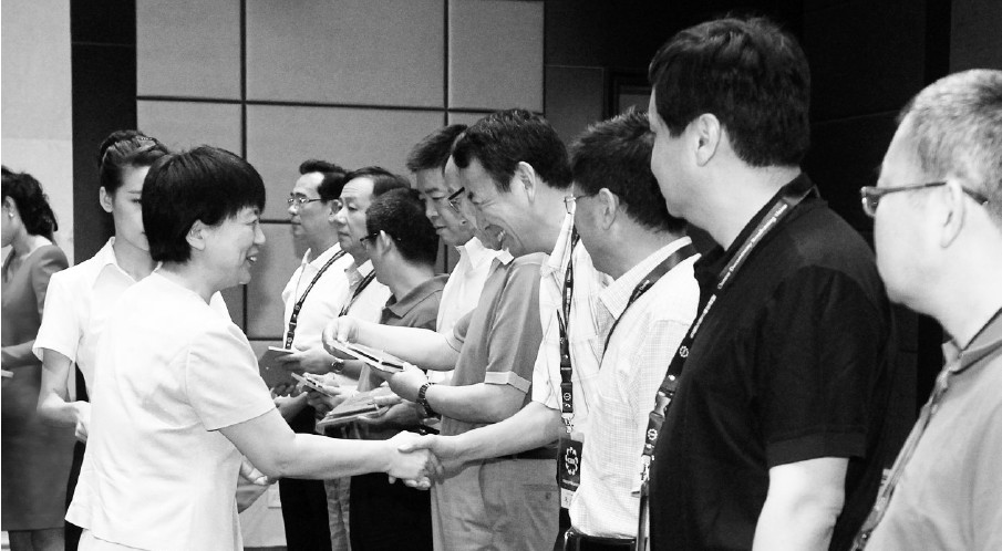 河南省委常委、宣傳部長趙素萍給中國紀(jì)錄片播出聯(lián)盟理事臺發(fā)放牌匾
