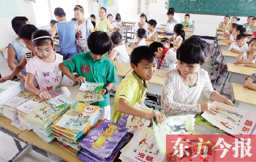 昨日，鄭州市中小學(xué)開學(xué)，鄭州市帝湖小學(xué)教室內(nèi)，學(xué)生們在免費(fèi)領(lǐng)課本