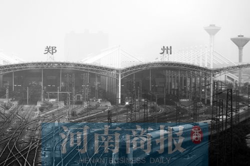 從解放路立交向南望去，火車站南側(cè)一座高樓在霧霾中若隱若現(xiàn)
