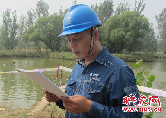 登塔之前，樊建軍在做最后的安全指示