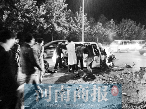 慘劇現(xiàn)場，眾人紛紛上前施救，有人拉住變形的車門，為傷者爭取救援時間