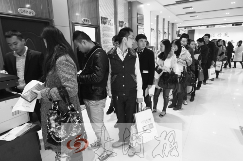 昨天,除復(fù)印材料處有新人排隊外,金水區(qū)民政局婚姻登記處大廳內(nèi)處未見新人排隊的火爆場景。