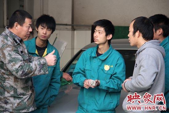 楊冠軍（左）在和兄弟們交流時(shí)，多數(shù)都是用手語