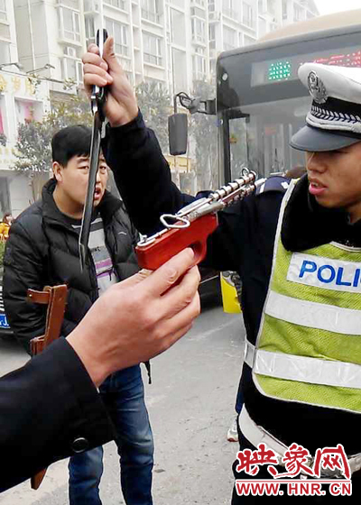 據(jù)當(dāng)事交警描述，男子自知車上有刀，在車輛被逼停后，車上的另一名男子試圖將刀具交給到達(dá)現(xiàn)場的同伴。