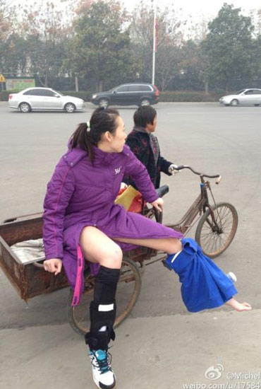 楊婕與朱婷相撞受傷下場(chǎng)-街頭大媽三輪送賓館。