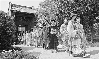 5月1日,大型實(shí)景劇《慈禧駕臨康百萬莊園》將在鞏義康百萬莊園首演。