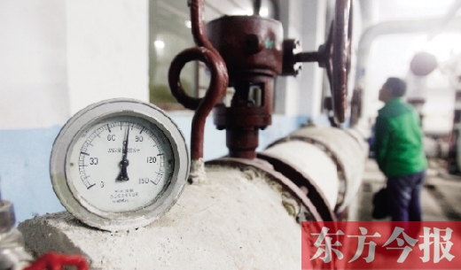 17日，中原環(huán)保的工作人員在向記者介紹管道的溫度。當日，管道內(nèi)溫度達到75℃。