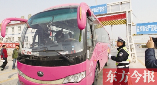 鄭州交警在鄭州黃河大橋安裝“機動車緝查布控系統(tǒng)”嚴查違法運輸行為，確保旅客安全。