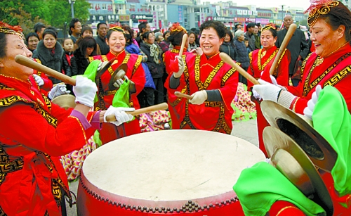 11月15日，鄧州廣大干部群眾載歌載舞慶祝黨的十八大勝利閉幕。
