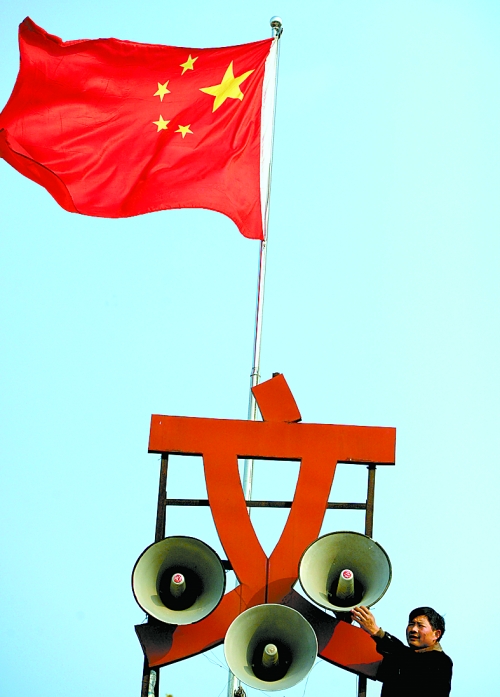 11月15日，新蔡縣磚店鎮(zhèn)黨員劉新峰在村口架起三個大喇叭，向群眾及時宣傳十八大精神。