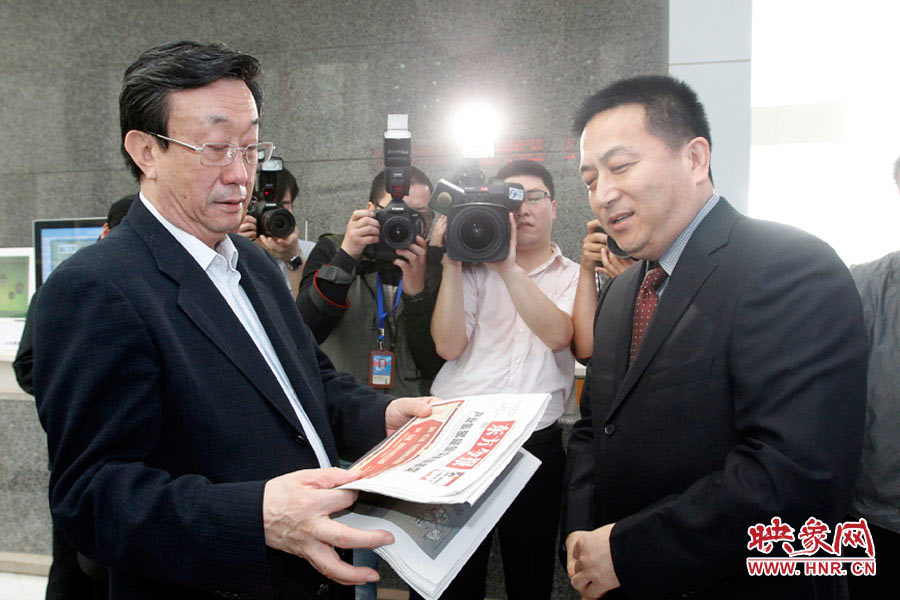 東方今報報社社長趙國平向河南省委書記、省人大常委會主任郭庚茂匯報東方今報的內(nèi)容、發(fā)行等情況 東方今報