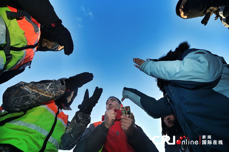 2012年12月23日，北京靈山，救援人員在積雪四十厘米多的山上搜救。