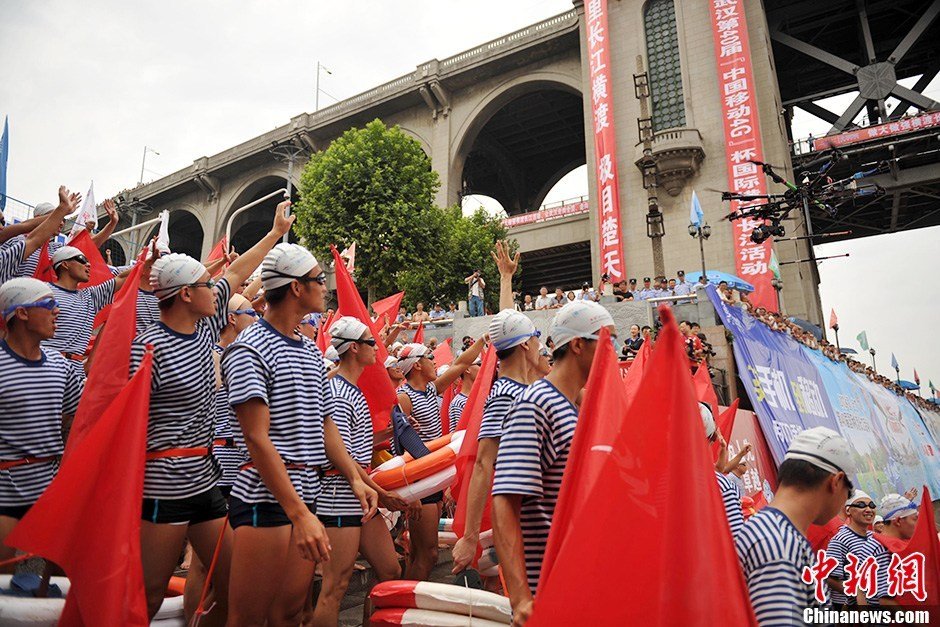 圖為28個(gè)橫渡方隊(duì)依次下水橫渡長(zhǎng)江。中新社發(fā) 張暢 攝