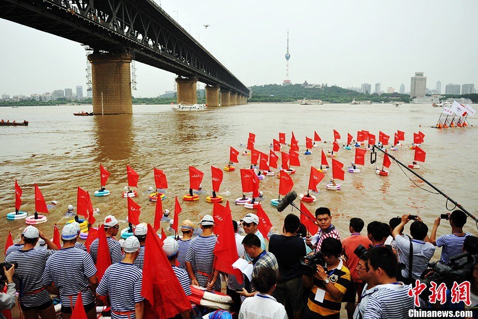 圖為江面上的橫渡方隊(duì)里的選手們劈波斬浪。中新社發(fā) 張暢 攝