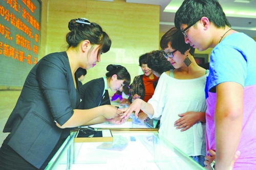 在北上廣等一線城市，鉆戒價(jià)格與國際接軌，價(jià)格不高，引發(fā)市民搶購潮。