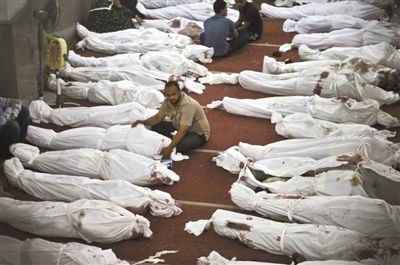 8月15日，在埃及首都開羅的一個清真寺，人們在成排的遺體旁哀悼。
