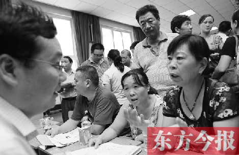 帶著孩子小升初的諸多疑問，眾多家長(zhǎng)（右）向教育部門咨詢