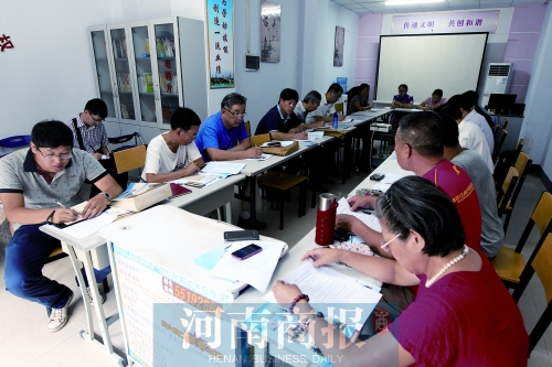 消費者代表和旁聽人員走進社區(qū)，聽取市民關(guān)于鄭州地鐵的意見和建議