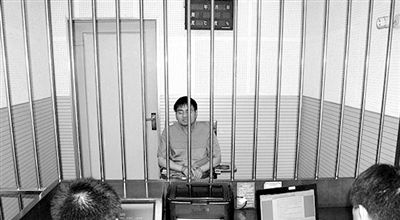 警方審訊犯罪嫌疑人“秦火火”。