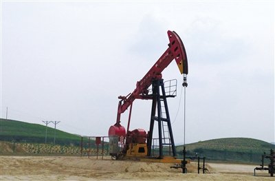 長(zhǎng)慶油田標(biāo)準(zhǔn)化井場(chǎng)，位于定邊縣新安邊鎮(zhèn)店子坪村黃土高原上。