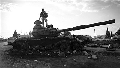 9月8日，敘利亞Zabadani，一名敘利亞反對(duì)派武裝人員站在廢棄的政府軍坦克上。