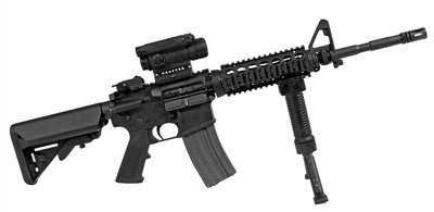 M4 卡賓槍，戰(zhàn)斗全重：3.4公斤，最大有效射程：600米，全槍長(zhǎng)：840mm，空槍重：2.88公斤