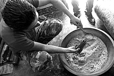10日，敘反對(duì)派人員正在制作武器。