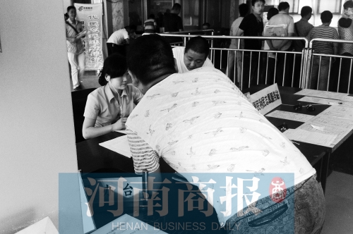 戴著耳機工作，挺“愜意”