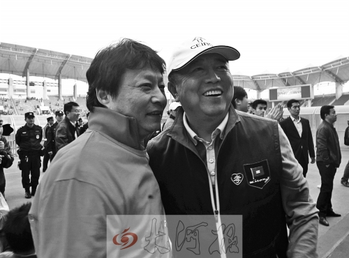 比賽結(jié)束后，老胡熱情擁抱老唐。
