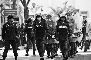 泰警察出動。