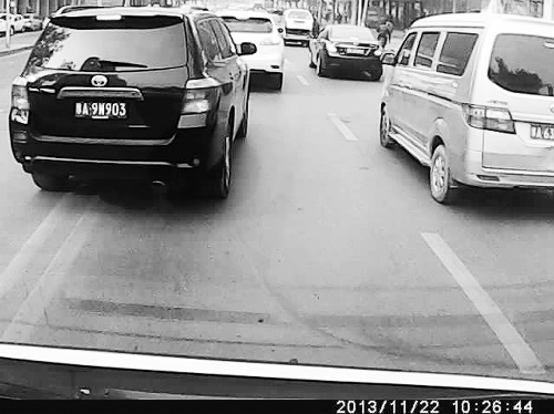 這輛黑色車輛不避讓執(zhí)行緊急任務的救護車，并壓著雙黃線變更車道。唐韜/圖