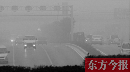 昨天早上，鄭州氣象臺發(fā)布大霧紅色預(yù)警，鄭州空氣質(zhì)量也再次迎來重度污染的預(yù)警