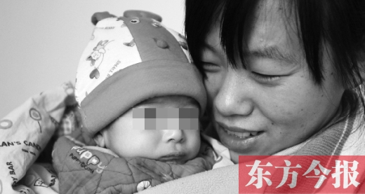鄭州兒童福利院工作人員，小心地照看著一名體型瘦小的棄嬰