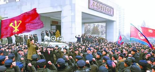 朝鮮11日繼續(xù)展開大規(guī)模批判張成澤運動。圖為朝鮮金策工業(yè)大學的青年學生宣誓擁護領袖金正恩。
