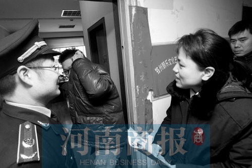 城管巡回法庭法官，到因違反城市管理的受罰當事單位送傳票