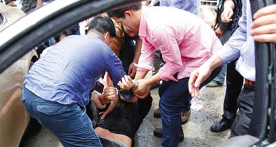 昨日，警方和市民們一起砸窗將肇事者控制。當(dāng)日，福州閩侯縣，一名男子駕駛小車(chē)在青口鎮(zhèn)奔馳大道附近撞人后逃逸，事故致7人死亡，12人受傷。圖/CFP