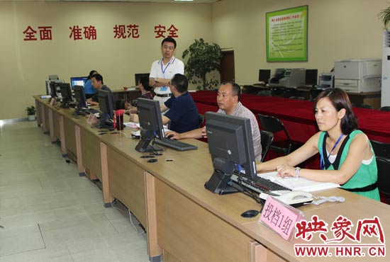 今年我省高招錄取工作正在平穩(wěn)正常開(kāi)展，圖為投檔組工作人員。