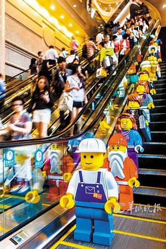 香港時代廣場今年推出樂高圣誕村，樂高人偶烘托節(jié)日氛圍