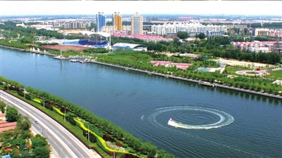 清澈的運(yùn)河水及兩岸綠色。