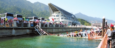 昨天上午10點左右，江西廬山西海風(fēng)景區(qū)司馬旅游碼頭發(fā)生橋面塌陷事故，造成18名游客擦傷或落水。景區(qū)表示，目前已對擦傷或落水游客進行有效救治和妥善處置，并對游客損失的財物進行登記。