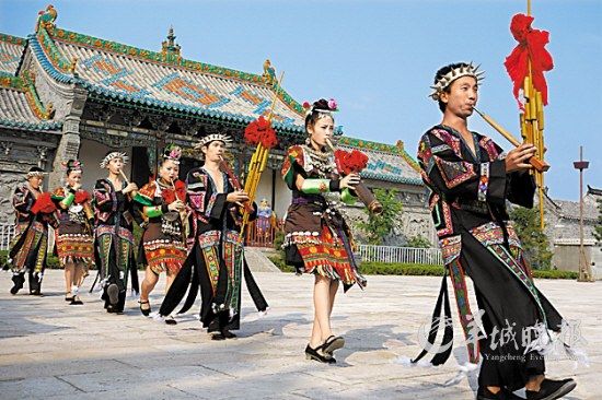 山東臺(tái)兒莊古城內(nèi)，來(lái)自外地的演員表演蘆笙舞 王建華 攝