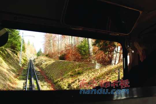 小火車(chē)一路向上，沖破云層，豁然開(kāi)朗，乘客們的歡呼聲適時(shí)響起，一切漸入佳境。